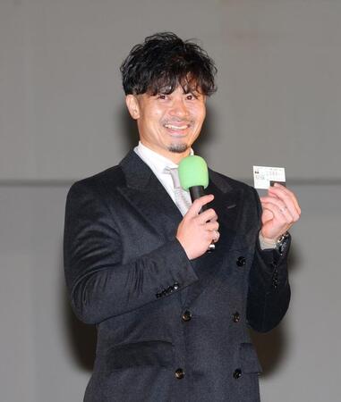 　自身が購入した馬券を披露する坂本（撮影・中田匡峻）