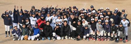 　参加した子どもらと記念撮影する糸原、岩貞、梅野ら（撮影・飯室逸平）