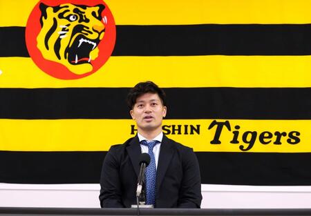 　契約更改を終えて会見する坂本（撮影・立川洋一郎）