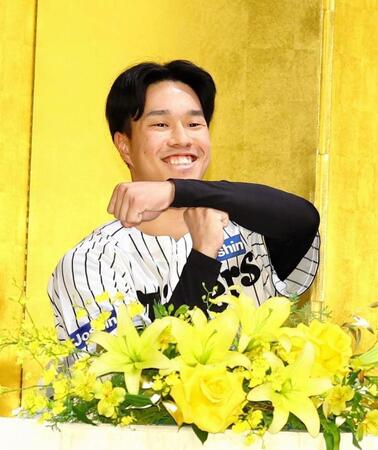 　Ｔポーズを決めるドラフト３位・岡城快生（撮影・山口登）