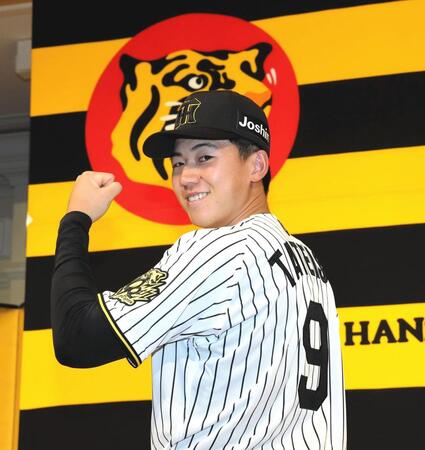 　ポーズを決めるドラフト１位の立石正広（撮影・山口登）