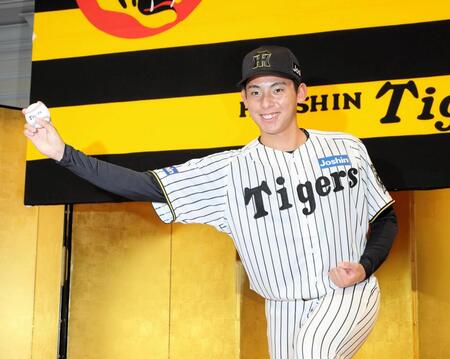 　ポーズを決める育成１位の神宮僚介（撮影・山口登）