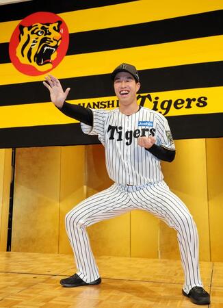 　気合いのポーズを決めるドラフト３位岡城快生（撮影・山口登）