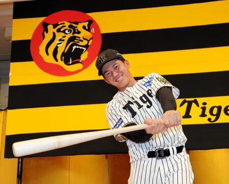 　バットを手にポーズを決めるドラフト１位の立石正広（撮影・山口登）