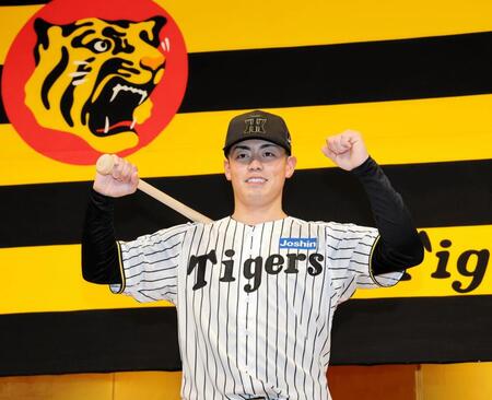 　ポーズを決めるドラフト２位の谷端将伍（撮影・山口登）