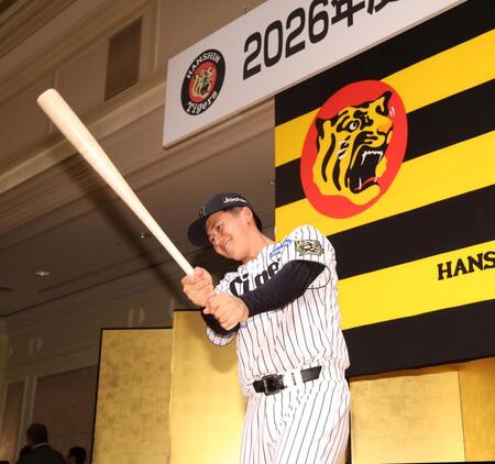 　檀上でバットを振る立石正広（撮影・北村雅宏）