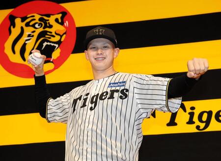 　ポーズを決めるドラフト５位の能登嵩都（撮影・山口登）