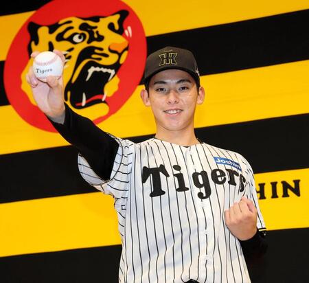 　ポーズを決める育成１位の神宮僚介（撮影・山口登）