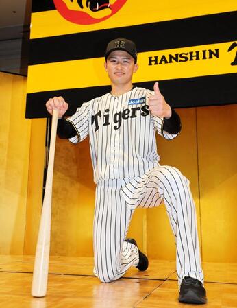 　ポーズを決める山崎照英（撮影・山口登）