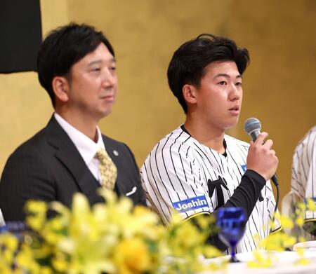 　抱負を語る立石正広。左は藤川監督（撮影・北村雅宏）