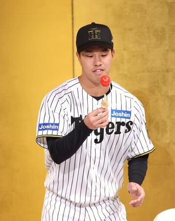 　ファンミーティングで特技のけん玉を披露する岡城快生（撮影・北村雅宏）