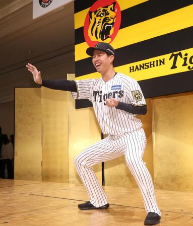 　檀上でポーズをとる岡城快生（撮影・北村雅宏）