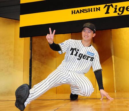 　ポーズを決める山崎照英（撮影・山口登）