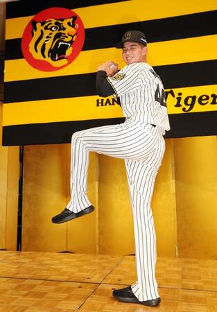 　ポーズを決めるドラフト４位の早瀬朔（撮影・山口登）