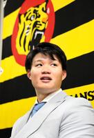 　契約を更改し会見する森下（撮影・山口登）