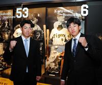 　甲子園歴史館を見学し写真に納まる谷端（左）、立石（撮影・山口登）