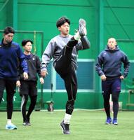 　入念にアップする立石（撮影・山口登）