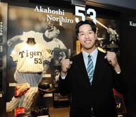 　甲子園歴史館を見学する岡城