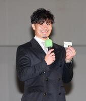 　自身が購入した馬券を披露する坂本（撮影・中田匡峻）