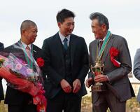 　阪神ＪＦをスターアニスで制した関係者らと言葉を交わす岩崎（中央）＝撮影・中田匡峻