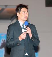 　自身が購入した馬券を披露する岩崎（撮影・中田匡峻）