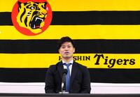 　契約更改を終えて会見する坂本（撮影・立川洋一郎）