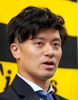 　契約更改を終えて取材に応じる坂本（撮影・立川洋一郎）