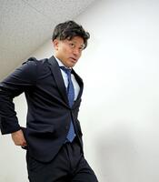 　契約更改後、会見の席へ向かう坂本（撮影・立川洋一郎）