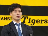 　契約更改を終えて会見する坂本（撮影・立川洋一郎）