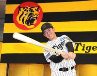 　バットを手にポーズを決めるドラフト１位の立石正広（撮影・山口登）