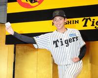 　ポーズを決める育成１位の神宮僚介（撮影・山口登）