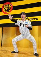 　気合いのポーズを決めるドラフト３位岡城快生（撮影・山口登）