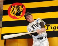 　バットを手にポーズを決めるドラフト１位の立石正広（撮影・山口登）