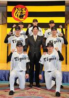 　入団発表会で写真に納まる（前列左から）谷端、立石（中列左から）早瀬、藤川監督、岡城（後列左から）山崎、能登、神宮（撮影・山口登）