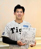 　元ＡＫＢ４８の福留光帆からのサイン色紙を手にするドラフト１位・立石正広（撮影・山口登）
