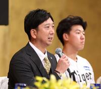 　新入団選手について語る藤川監督。右は立石正広（撮影・北村雅宏）