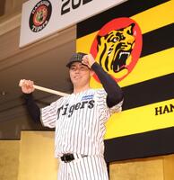 　ポーズを決める谷端将伍（撮影・北村雅宏）