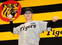 　ポーズを決めるドラフト５位の能登嵩都（撮影・山口登）