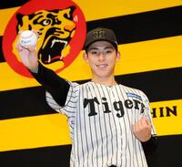 　ポーズを決める育成１位の神宮僚介（撮影・山口登）