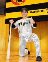 　ポーズを決める山崎照英（撮影・山口登）