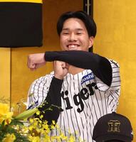 　Ｔポーズを披露する岡城快生（撮影・北村雅宏）