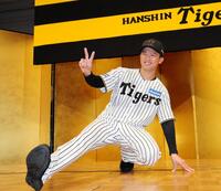 　ポーズを決める山崎照英（撮影・山口登）