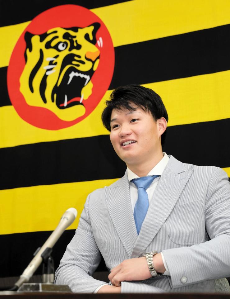 　契約を更改し、笑顔で会見する森下（撮影・山口登）