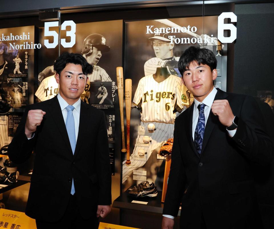 　甲子園歴史館を見学し写真に納まる谷端（左）、立石（撮影・山口登）