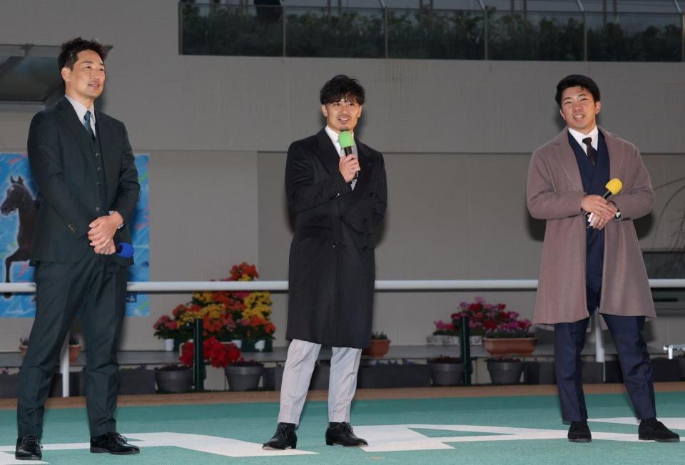 　レース後のトークショーで岩崎、坂本、石井（撮影・中田匡峻）