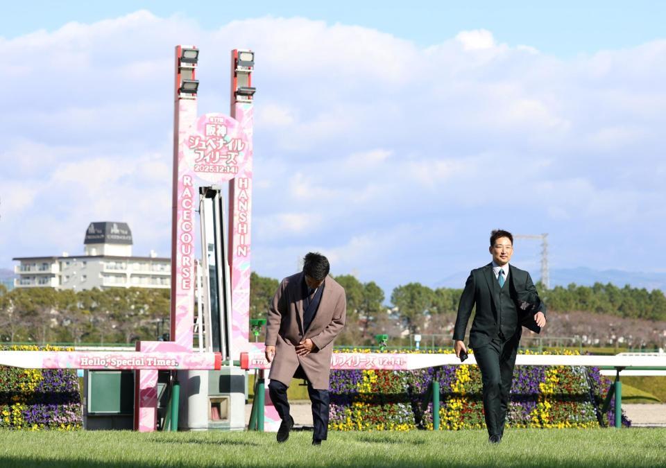 　トークショーを終え、芝を確認する石井（左）と引き揚げる岩崎（撮影・中田匡峻）