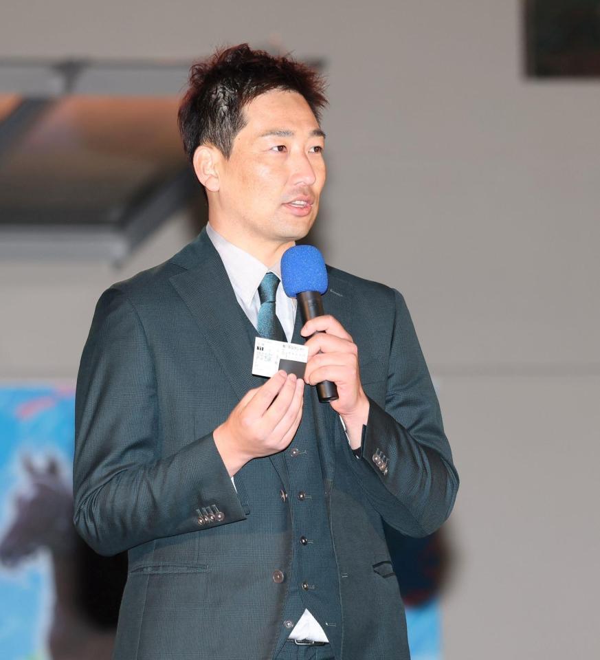 　自身が購入した馬券を披露する岩崎（撮影・中田匡峻）