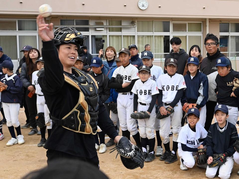 　子どもたちにプロのキャッチングを披露する梅野（撮影・飯室逸平）