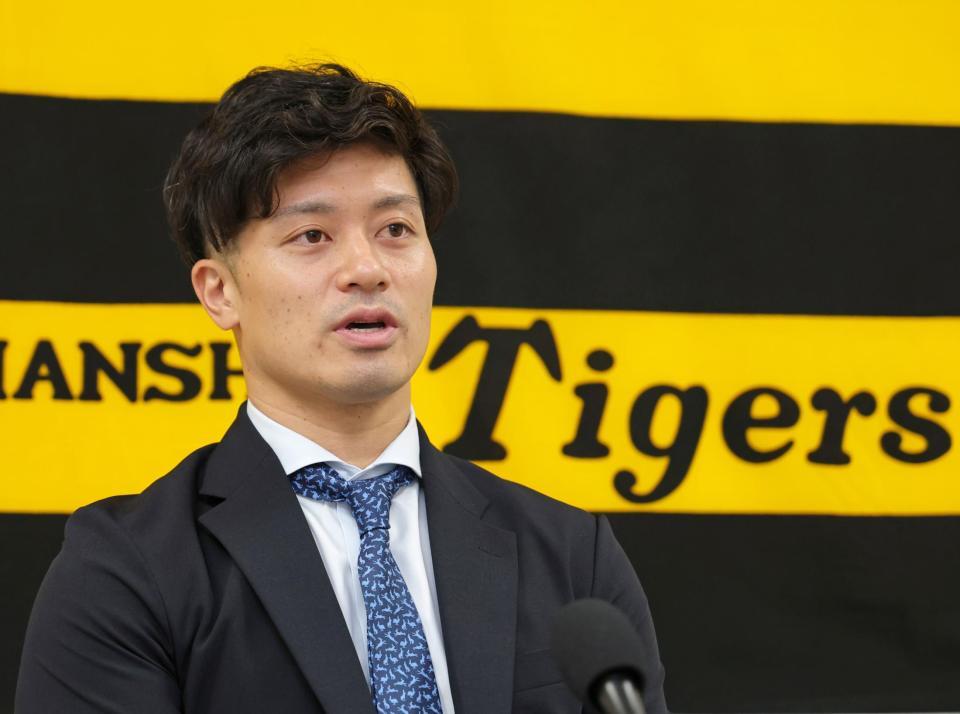 　契約更改を終えて会見する坂本（撮影・立川洋一郎）