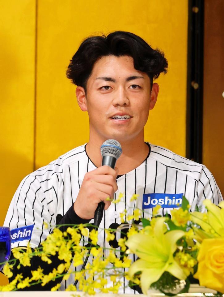 　入団発表会で抱負を語るドラフト２位の谷端（撮影・山口登）